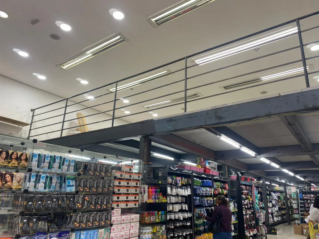 Mezanino comercial com escada metálica